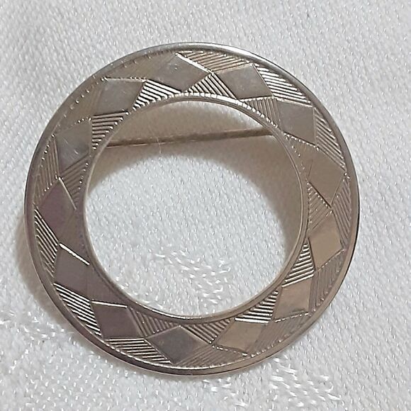 Vintage circle pin 1 1/4" gold tone classic Mid Century Modern - Picture 1 of 2